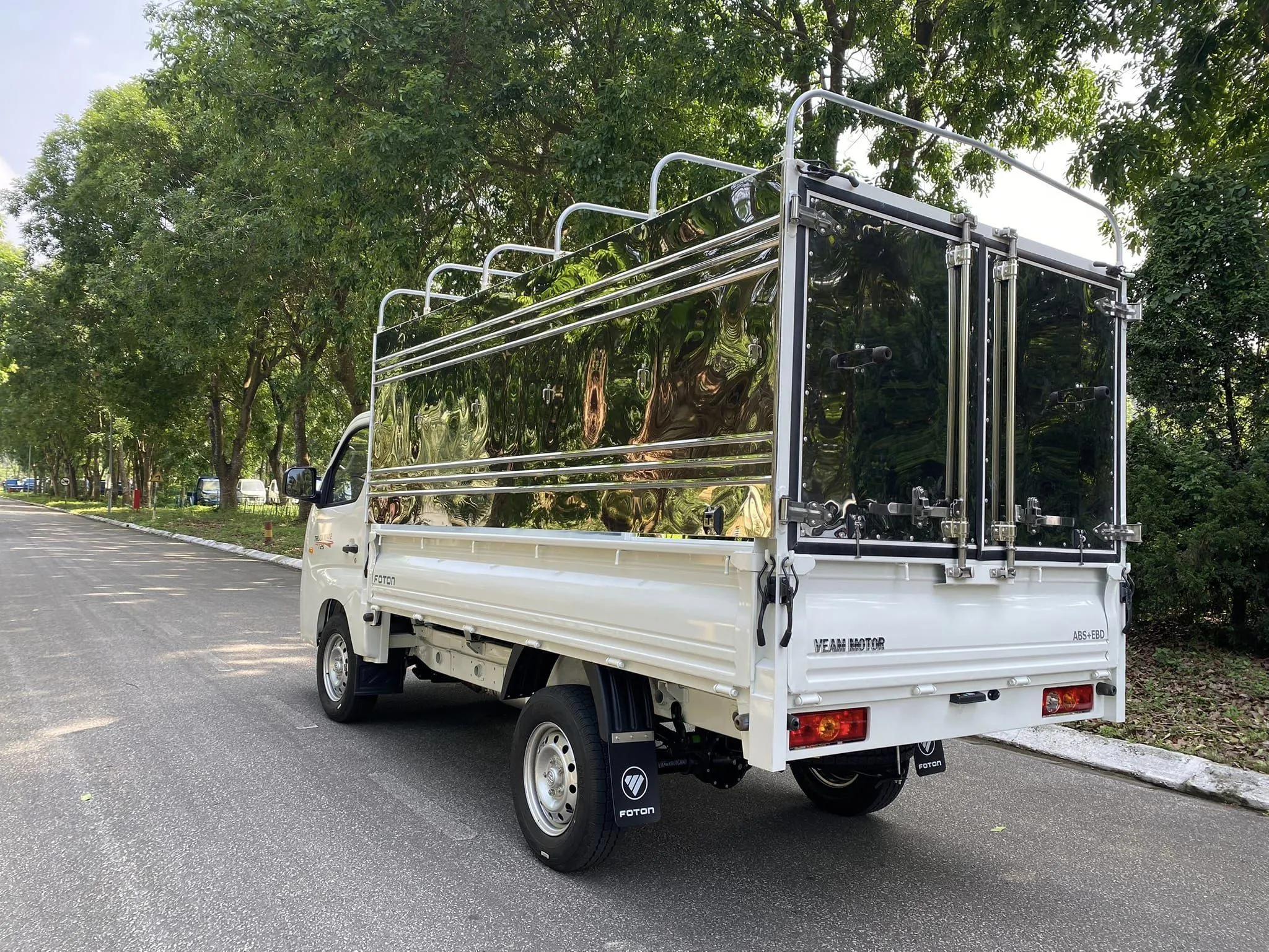 Khi doanh nghiệp vận tải cần xe tải 1t3 thùng mui phủ T25 – Giải pháp an toàn, bền bỉ và tiết kiệm