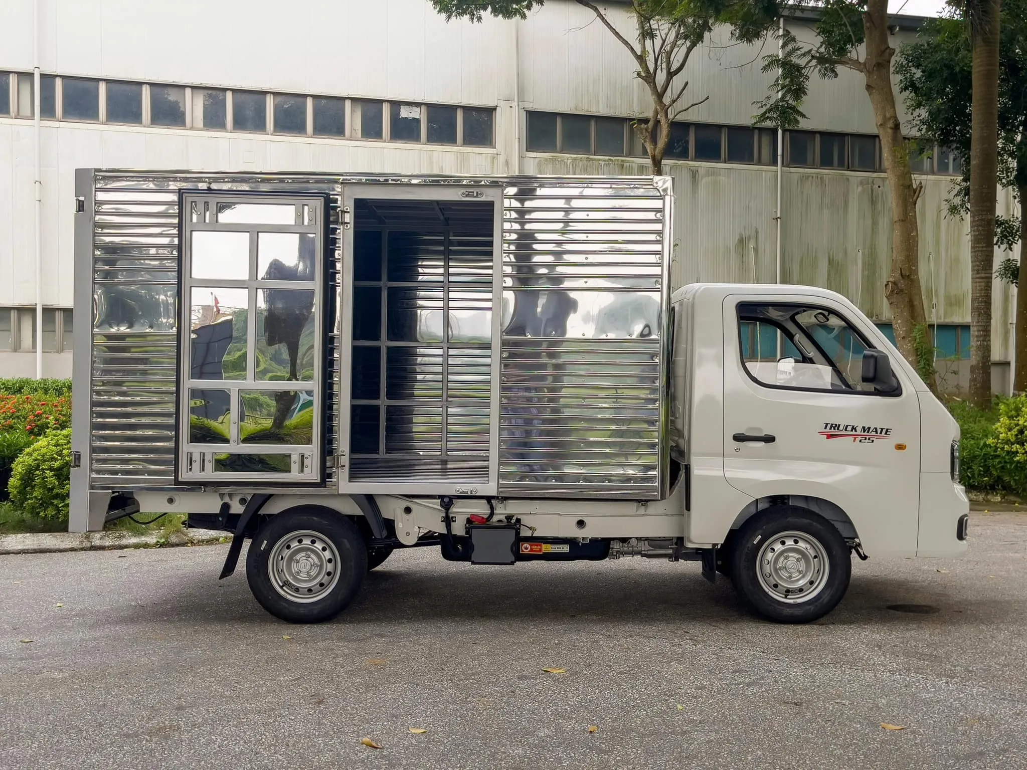 Xe tải {brand} T25 1t4 thùng kín, điều hòa hai chiều và hỗ trợ trả góp lên tới 80%