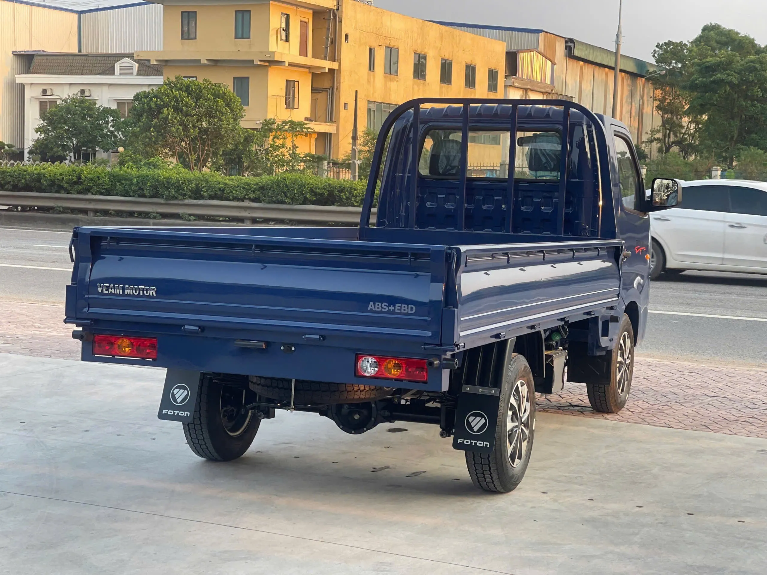 Xe tải T25 thùng lửng với khung gầm chắc chắn và phanh ABS/EBD mang lại an toàn tối ưu