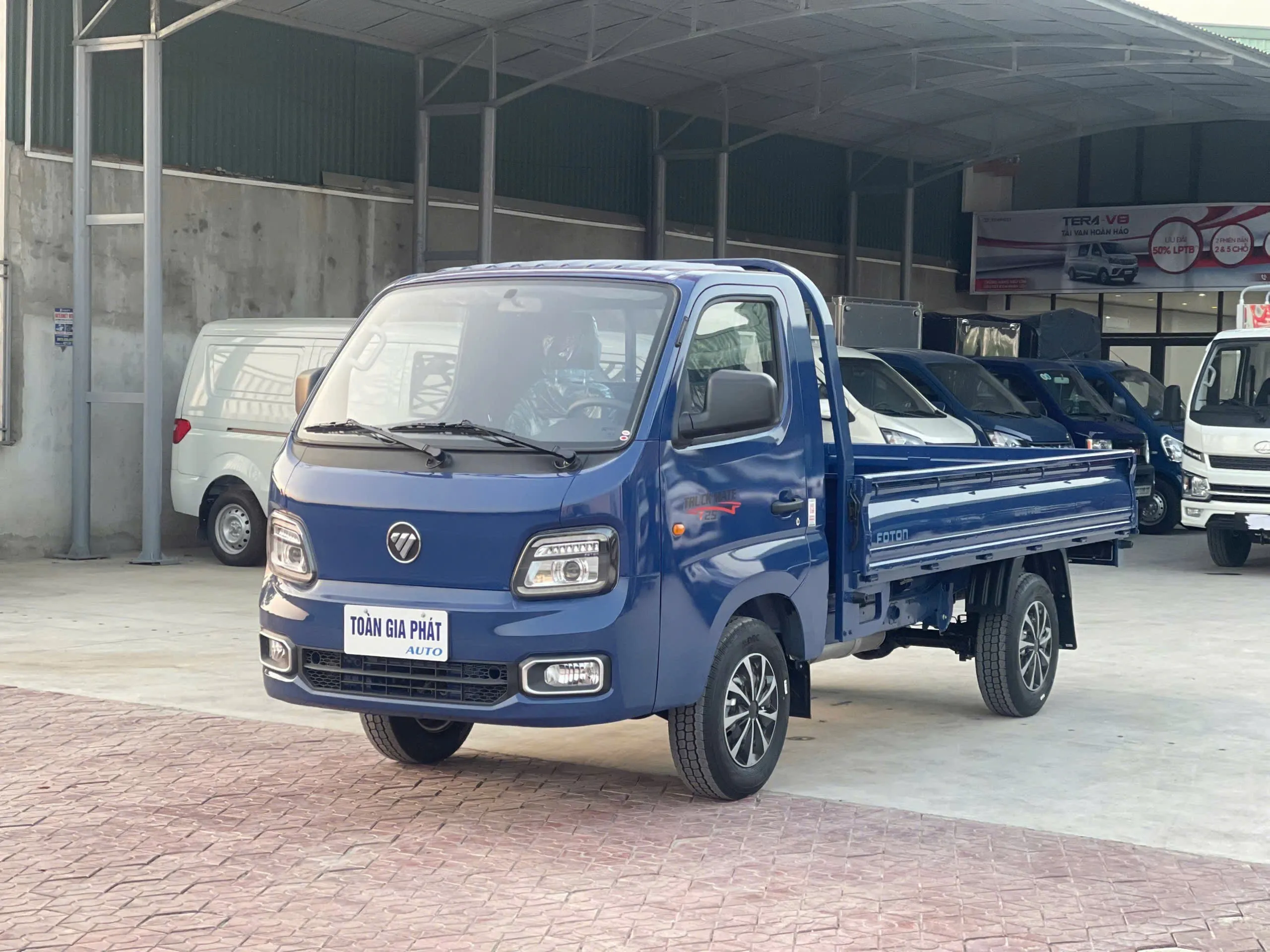 Xe tải 1 tấn T25 thùng lửng với khung gầm vững chắc và bình nhiên liệu 50 L